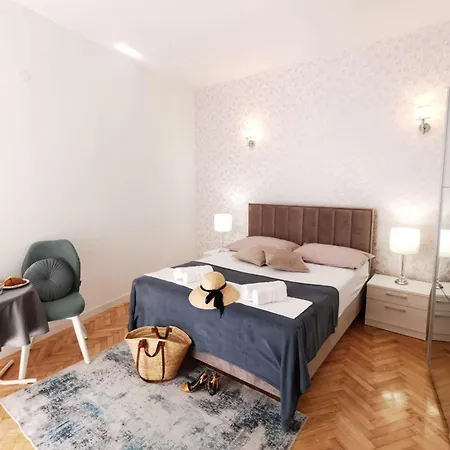 Апартаменти & Bedroom D&m2